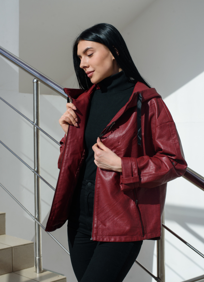 Куртка из эко кожи красного цвета с капюшоном  модель № 10518 универмаг малина