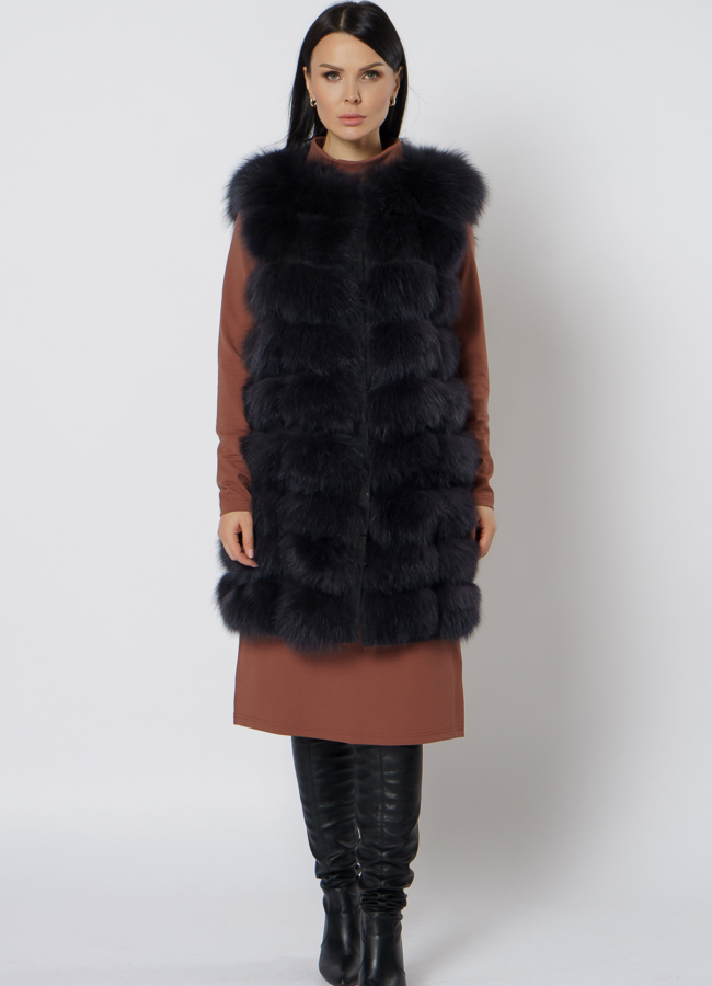 фото Удлиненная меховая жилетка из песца в цвете графит модель № 21719