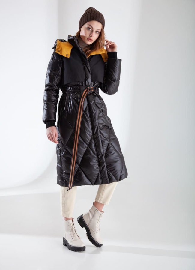 Пуховик черного цвета с капюшоном, с кокеткой модель № 537 меха малина