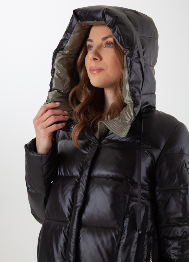 Женский укороченный пуховик черного цвета с капюшоном модель № 21091 в рассрочку
