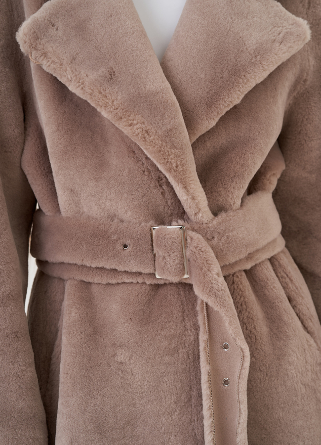 Пальто из эко меха в бежевом цвете модель № 25353 универмаг малина