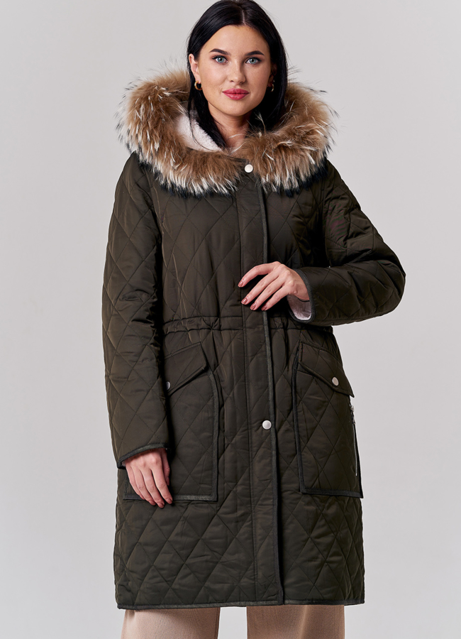 Двусторонняя парка с капюшоном зеленого цвета с енотом модель № 21133 в кредит