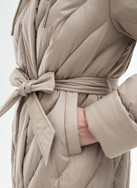 Женский пуховик бежевого цвета с капюшоном