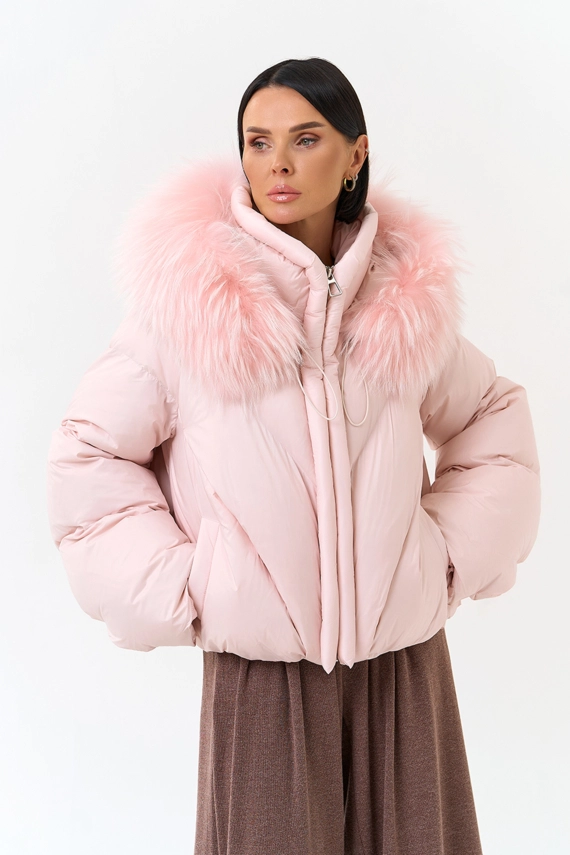 Женский пуховик с мехом енота на капюшоне