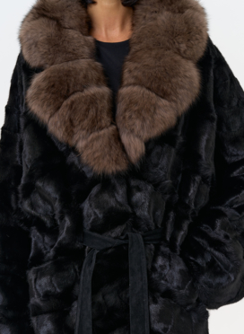 Женская шуба из меха норки  воротником из меха песца Женская шуба из меха норки  воротником из меха песца