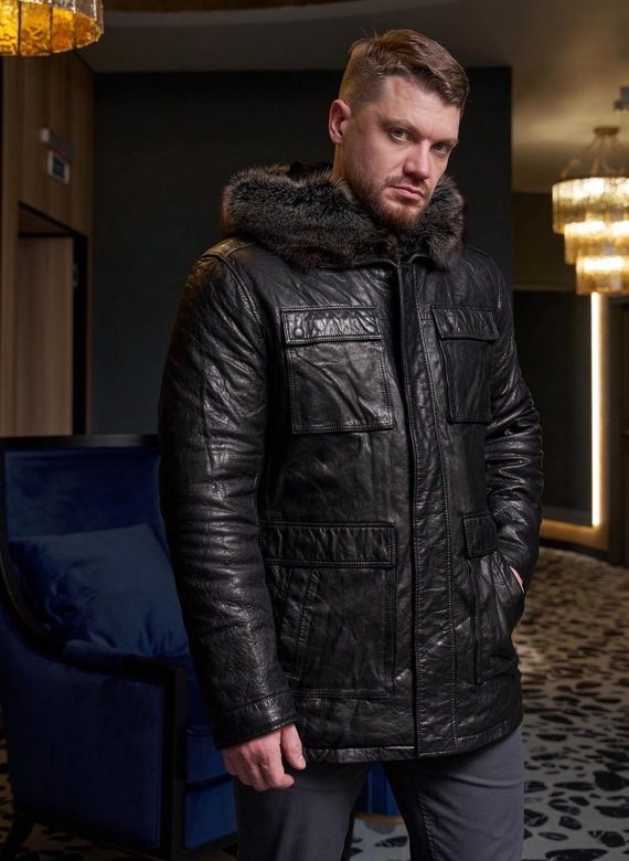 Пуховик из натуральной кожи с мехом енота