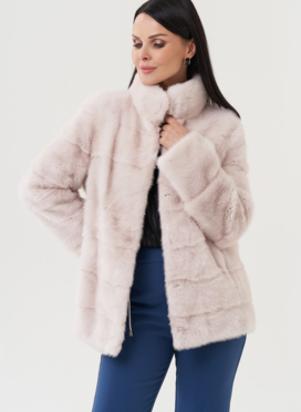 Шуба из меха норки бежевого цвета