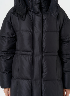 Женский пуховик черного цвета