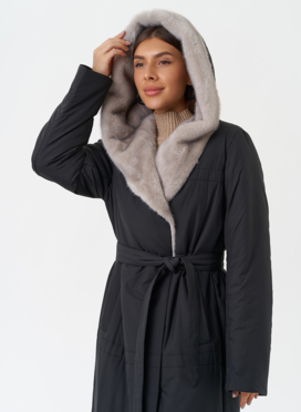 Пуховик с капюшоном из эко меха