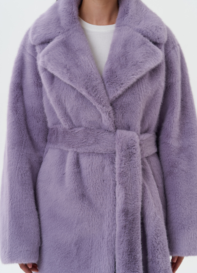 Пальто из эко меха с поясом модель № 1365 в рассрочку