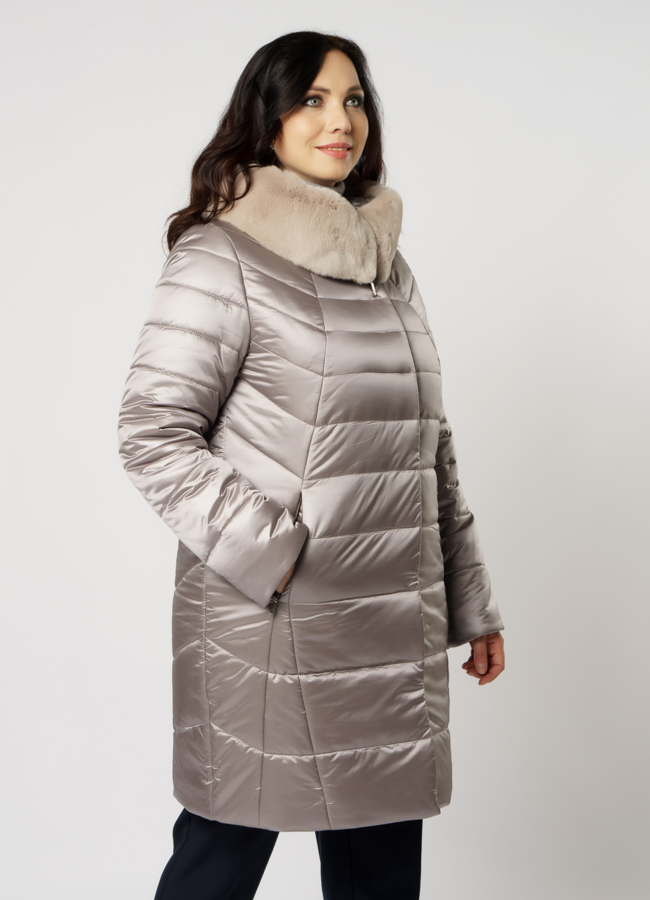 Пуховик с капюшоном на молнии в бежевом цвете модель № 7086 меха малина