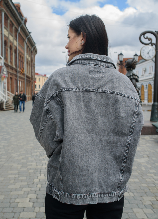 Куртка джинсовая серого цвета модель № 21181 в рассрочку