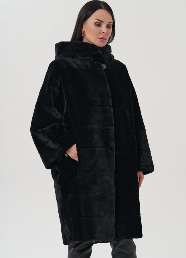 Шуба их меха кролика с капюшоном черного цвета модель № 25334 меха малина