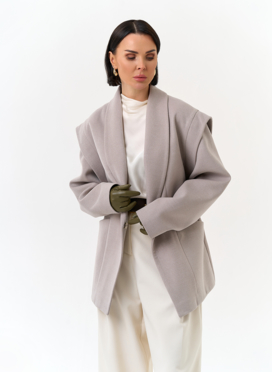 Женское укороченное пальто с акцентными плечами