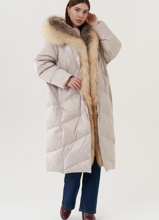 Пуховик с отделкой капюшона из меха лисы модель № 26074 универмаг малина