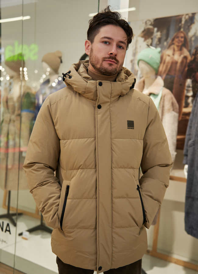 Мужской пуховик бежевого цвета с капюшоном  модель № 79458 меха малина