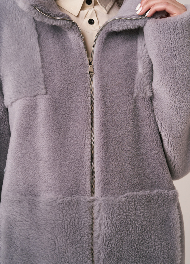 Шуба из овечьей шерсти серого цвета с капюшоном модель № 2047 в рассрочку