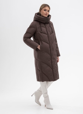 Женский пуховик коричневого цвета с капюшоном