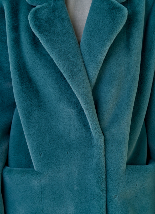 Женское пальто из искуссвенного меха с английским воротником модель № 23187 универмаг малина