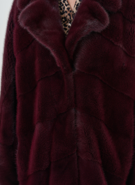 Шуба из меха норки бордового цвета