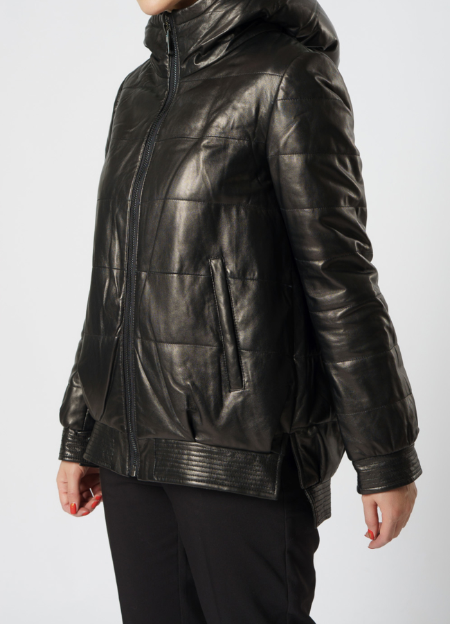 Укороченный кожаный пуховик с капюшоном черного цвета модель № 918 универмаг малина