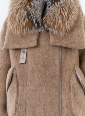 Женский пуховик с отделкой из меха блюфрост