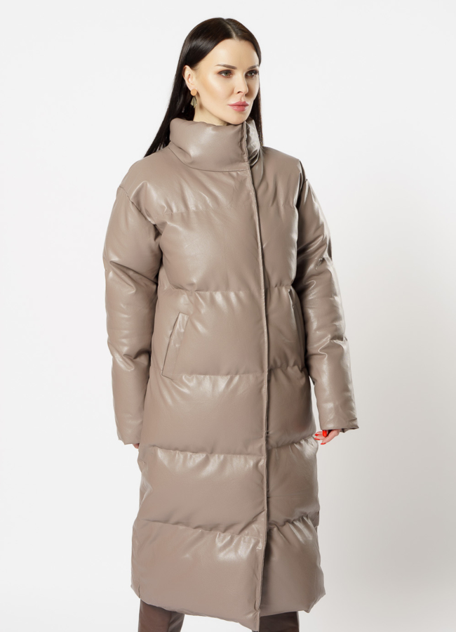 Пальто женское из экокожи бежевого цвета модель № 718-1 меха малина