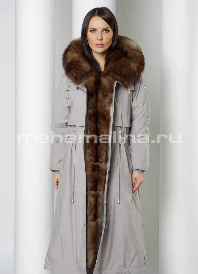 Удлиненная парка серого цвета модель № 12450 меха малина