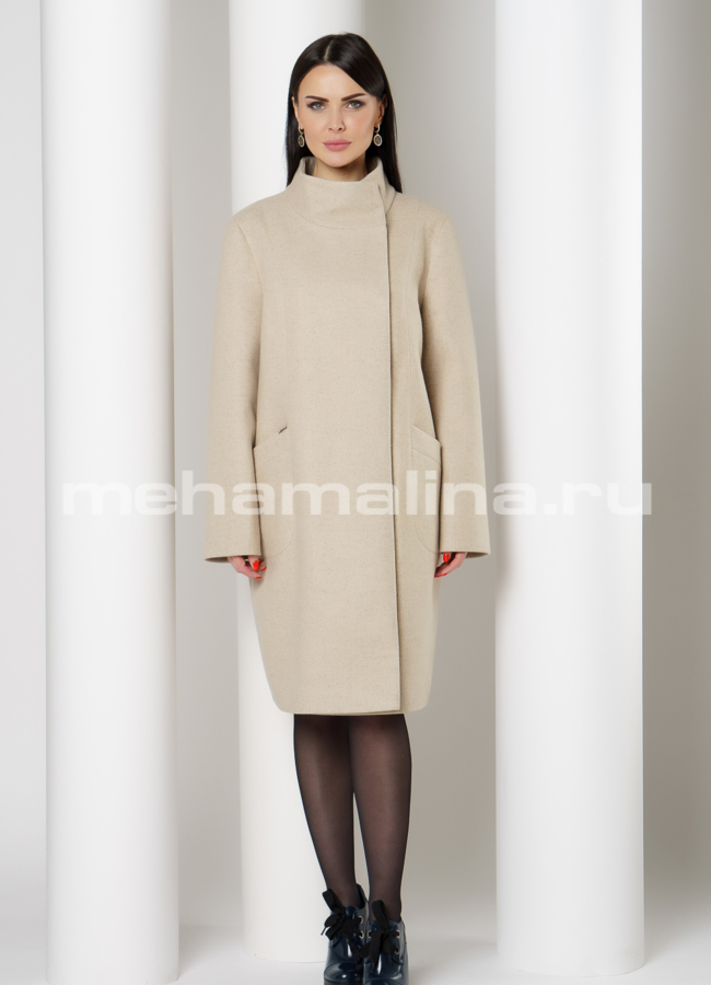 фото Пальто бежевого цвета со стойкой и накладными карманами модель № 465