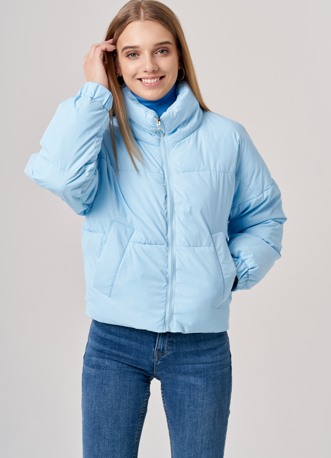 Укороченная женская куртка голубого цвета модель № 8211 меха малина