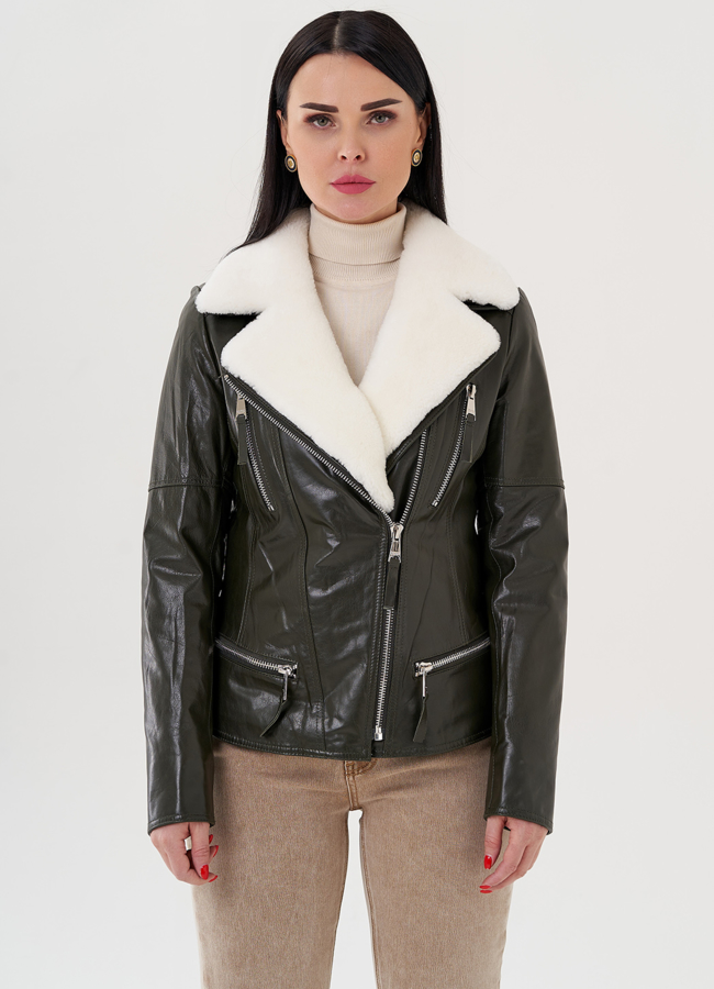 Зеленая куртка из кожи с мехом белого цвета модель № 24256 универмаг малина