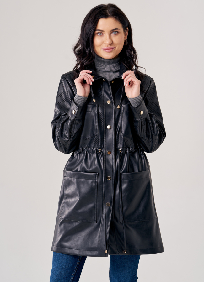 Плащ женский из эко кожи черного цвета модель № 20771 меха малина