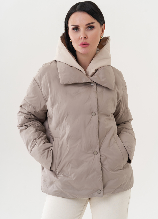 Светлая куртка со съемным капюшоном модель № 26739 в кредит
