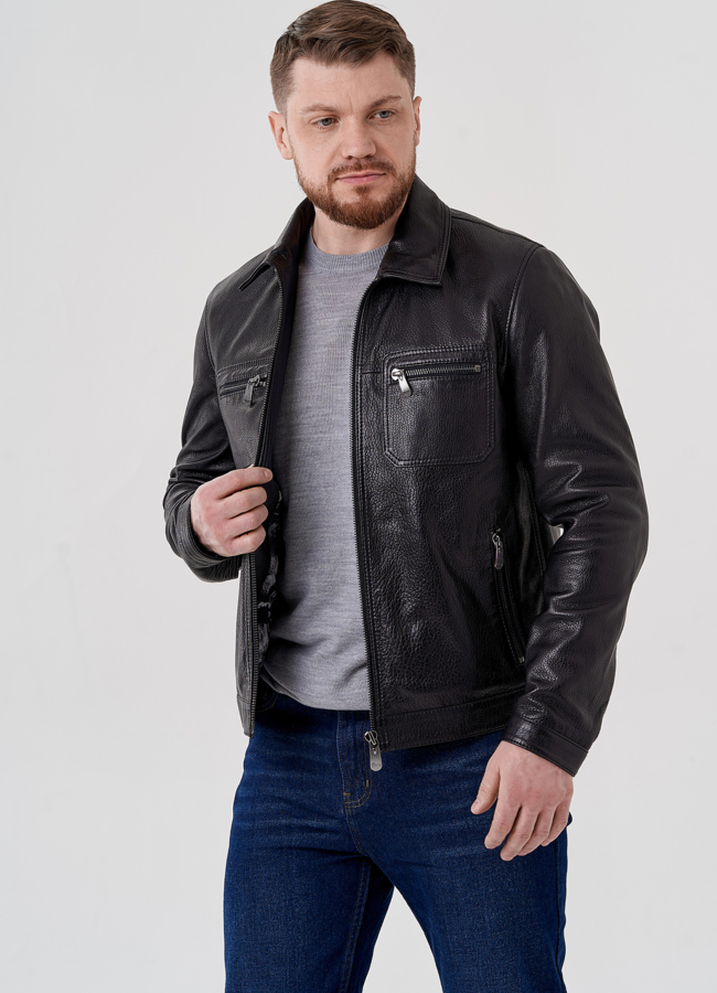 Мужская куртка из натуральной кожи черного цвета  модель № 24397 меха малина