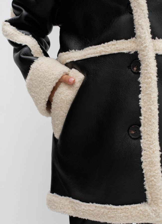 Дубленка из эко кожи черного цвета модель № 40208 в рассрочку