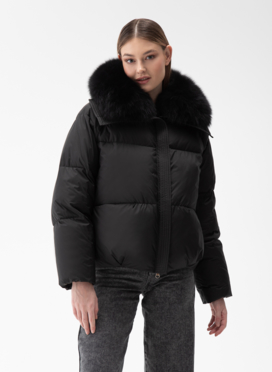 Женский пуховик с отделкой из меха песца