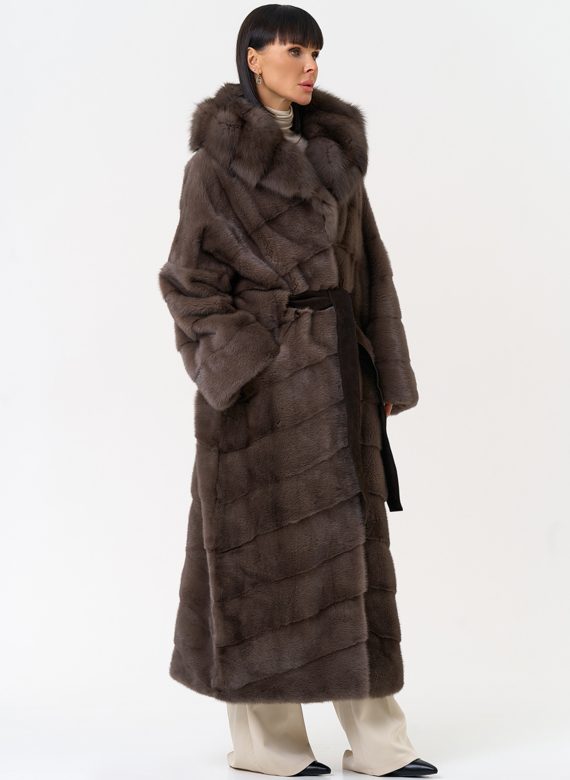 Длинная шуба из меха норки с капюшоном из меха куницы