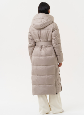 Длинный женский пуховик в бежевом цвете