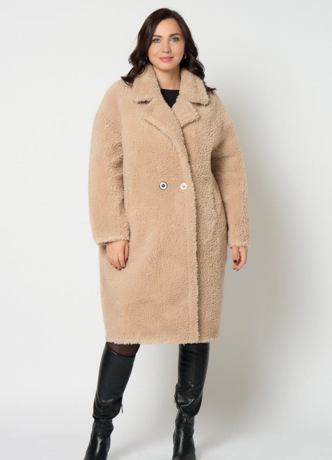 фото Полупальто из эко меха бежевого цвета с английским воротником модель № 19426