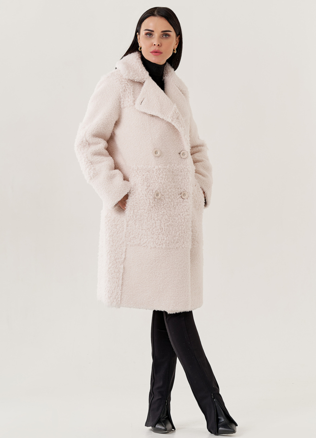 Женское полупальто из эко меха белого цвета  модель № 79481 в рассрочку