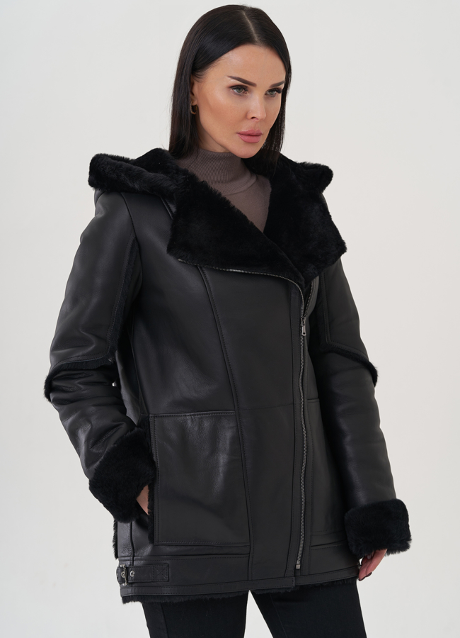 Женская дубленка черного цвета с капюшоном  модель № 26042 универмаг малина