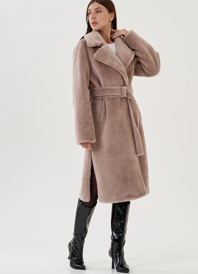 Пальто из эко меха в бежевом цвете модель № 25353 в рассрочку