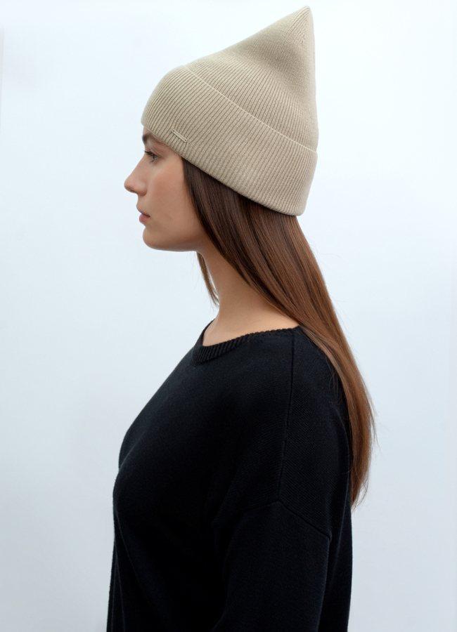 фото Демисезонная шапка  в бежевом цвете модель № 12304