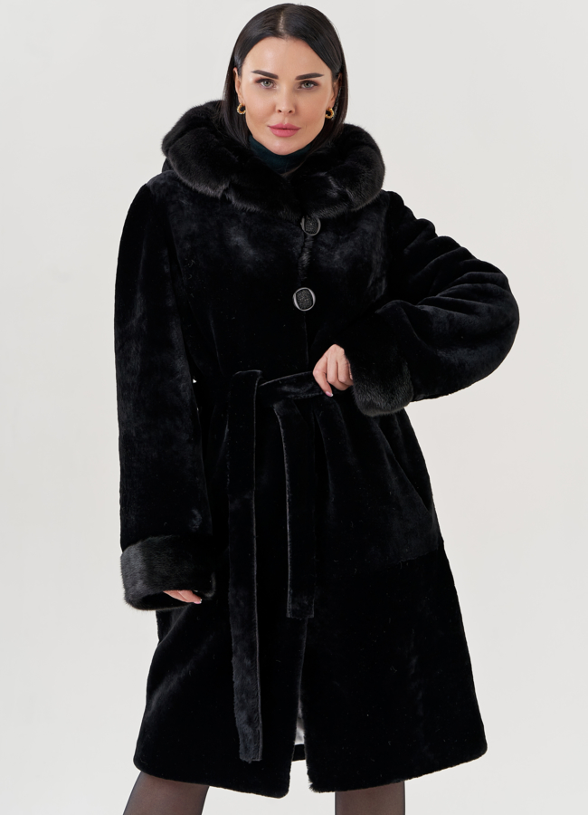 Шуба из овчины в черном цвете с капюшоном  модель № 79634 меха малина
