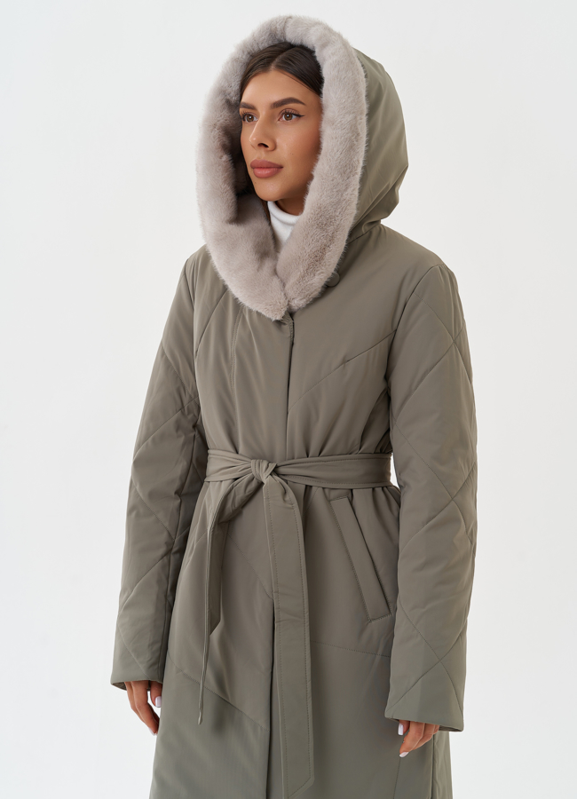 Женский пуховик с капюшоном из эко меха модель № 28399 универмаг малина