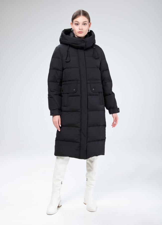 Женский пуховик с капюшоном черного цвета  модель № 25778 меха малина