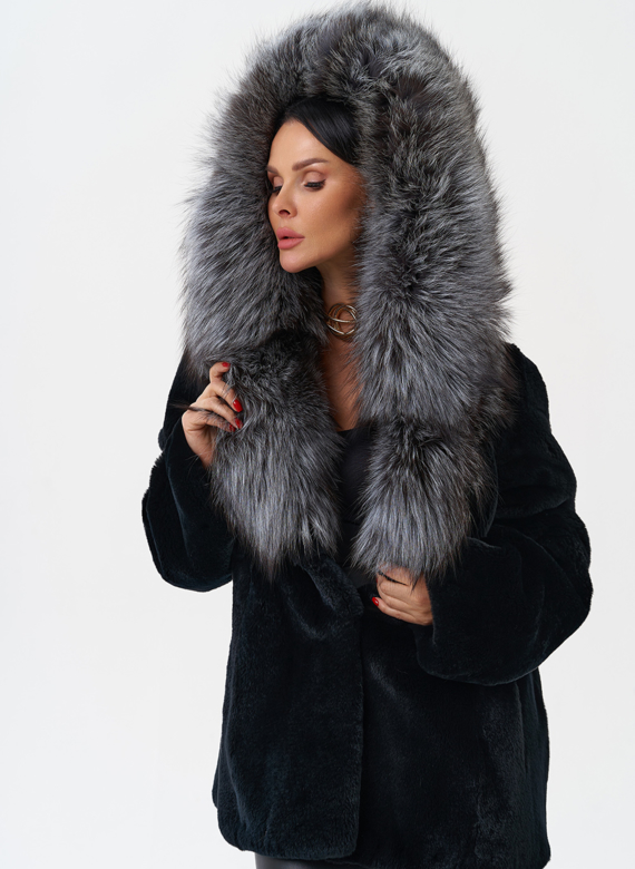 Шуба из меха кролика с капюшоном из чернобурки