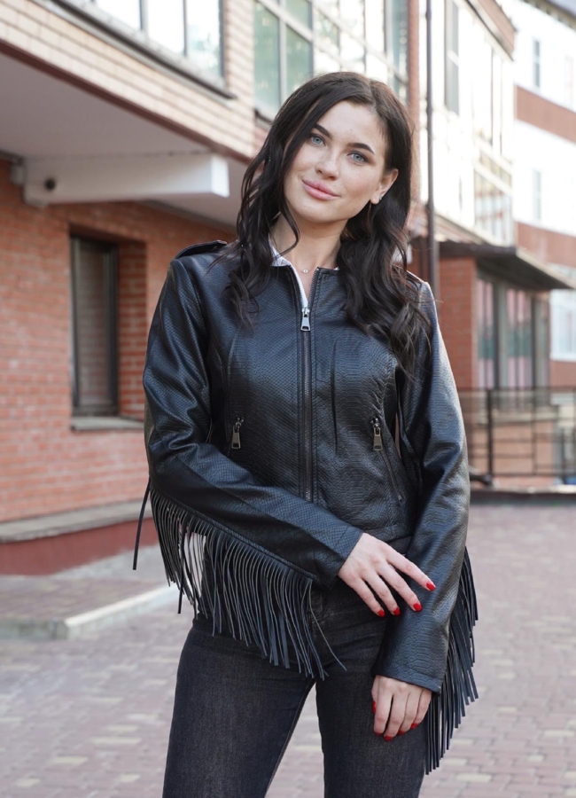 Куртка женская из эко кожи черного цвета модель № 21261 меха малина