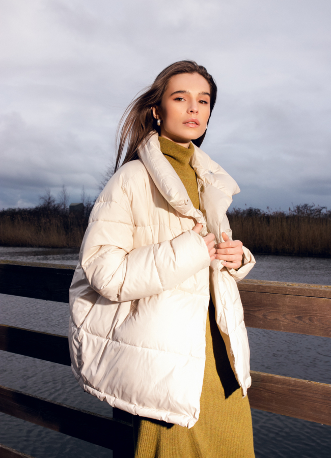 Светлый женский пуховик с воротником стойкой модель № 21838 меха малина