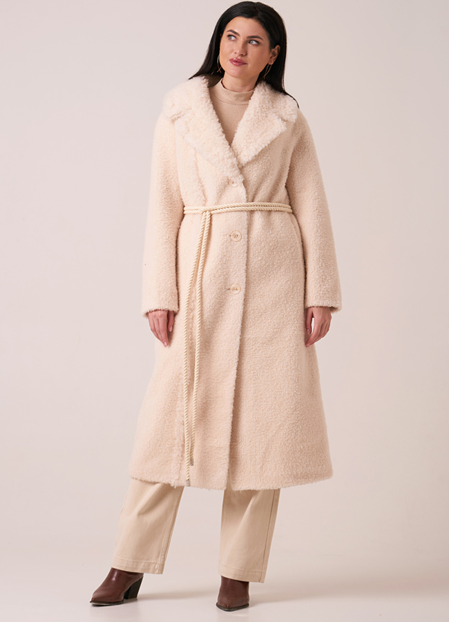 фото Светлая  шуба из овечьей шерсти на пуговицах с поясом модель № 18414